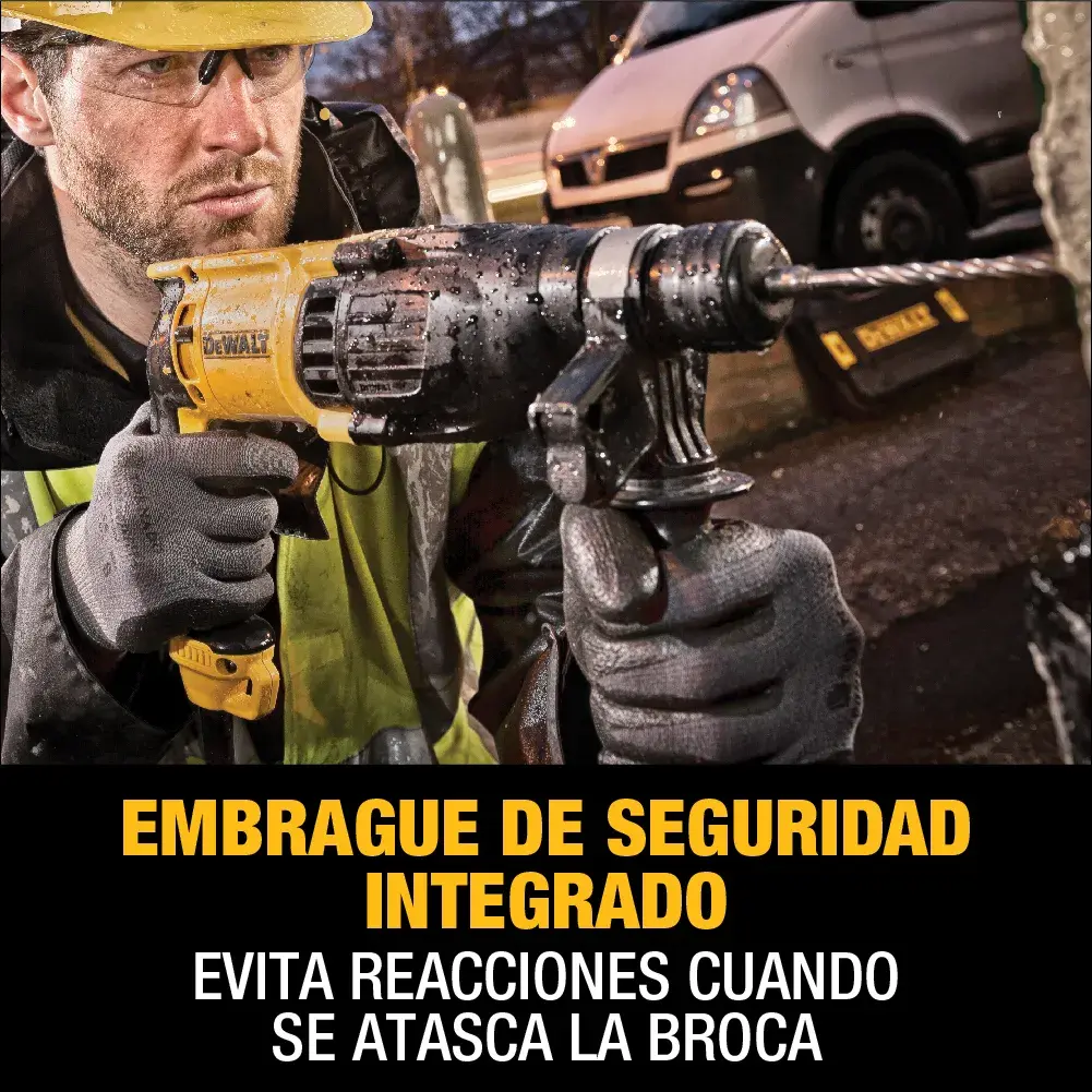Una persona con guantes de trabajo sostiene un martillo perforador DEWALT. Debajo aparece el texto 'Embrague de seguridad integrado - Evita reacciones cuando se atasca la broca'. Se observa equipo de construcción y una camioneta en el fondo.