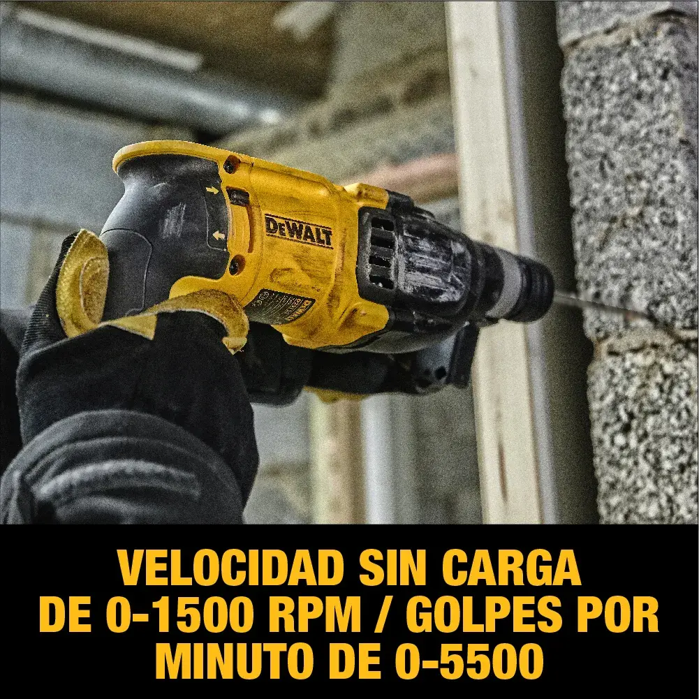Una persona con guantes utiliza un taladro amarillo DEWALT en una pared de concreto. El texto debajo dice: 'Velocidad sin carga de 0-1500 RPM / Golpes por minuto de 0-5500.'