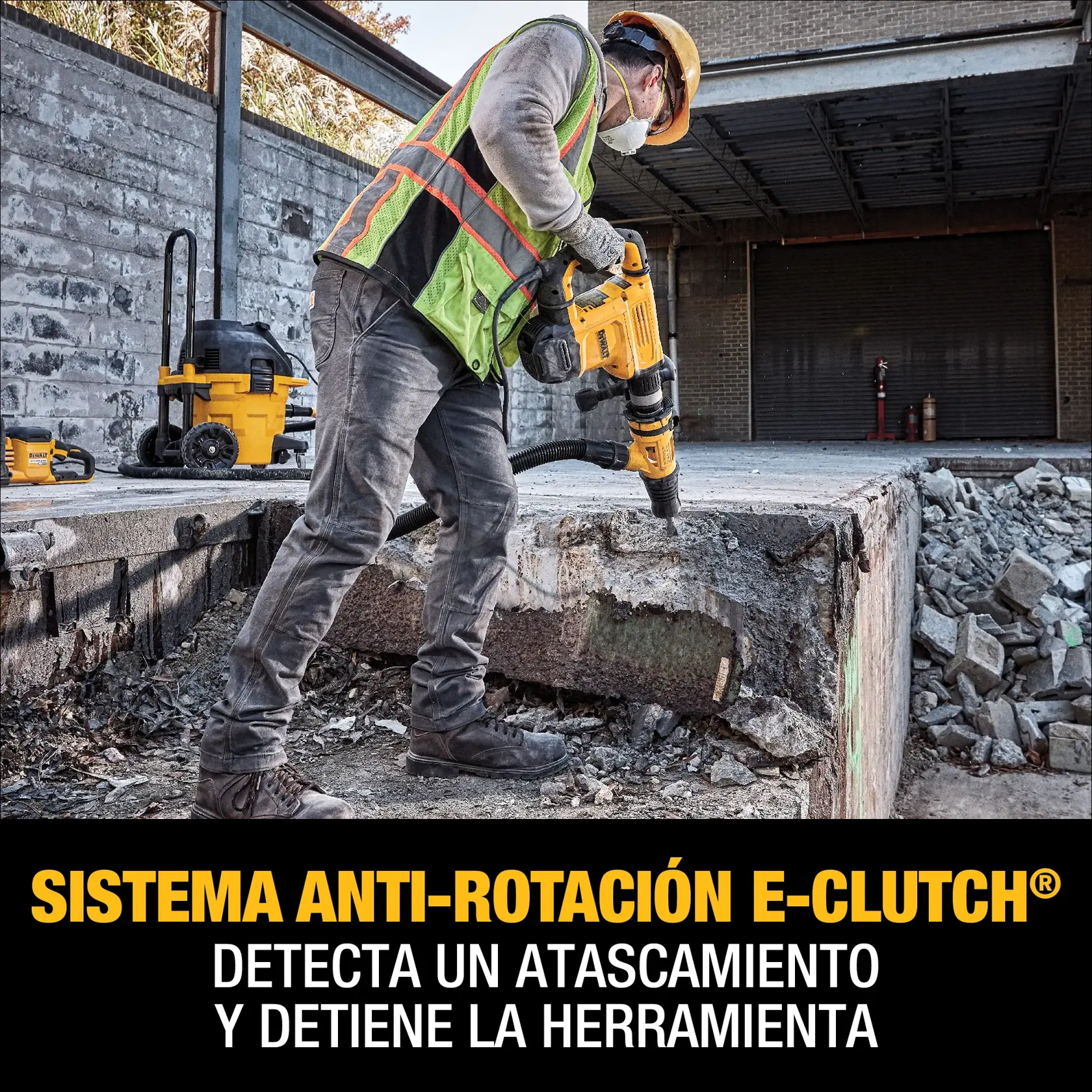 Un trabajador de la construcción con equipo de seguridad usa una herramienta amarilla DEWALT para romper concreto. El trabajador lleva casco, chaleco de alta visibilidad, guantes y mascarilla. Se observa una aspiradora DEWALT y otros equipos en el fondo. La imagen promociona el sistema anti-rotación E-Clutch, que detecta atascamientos y detiene la herramienta.