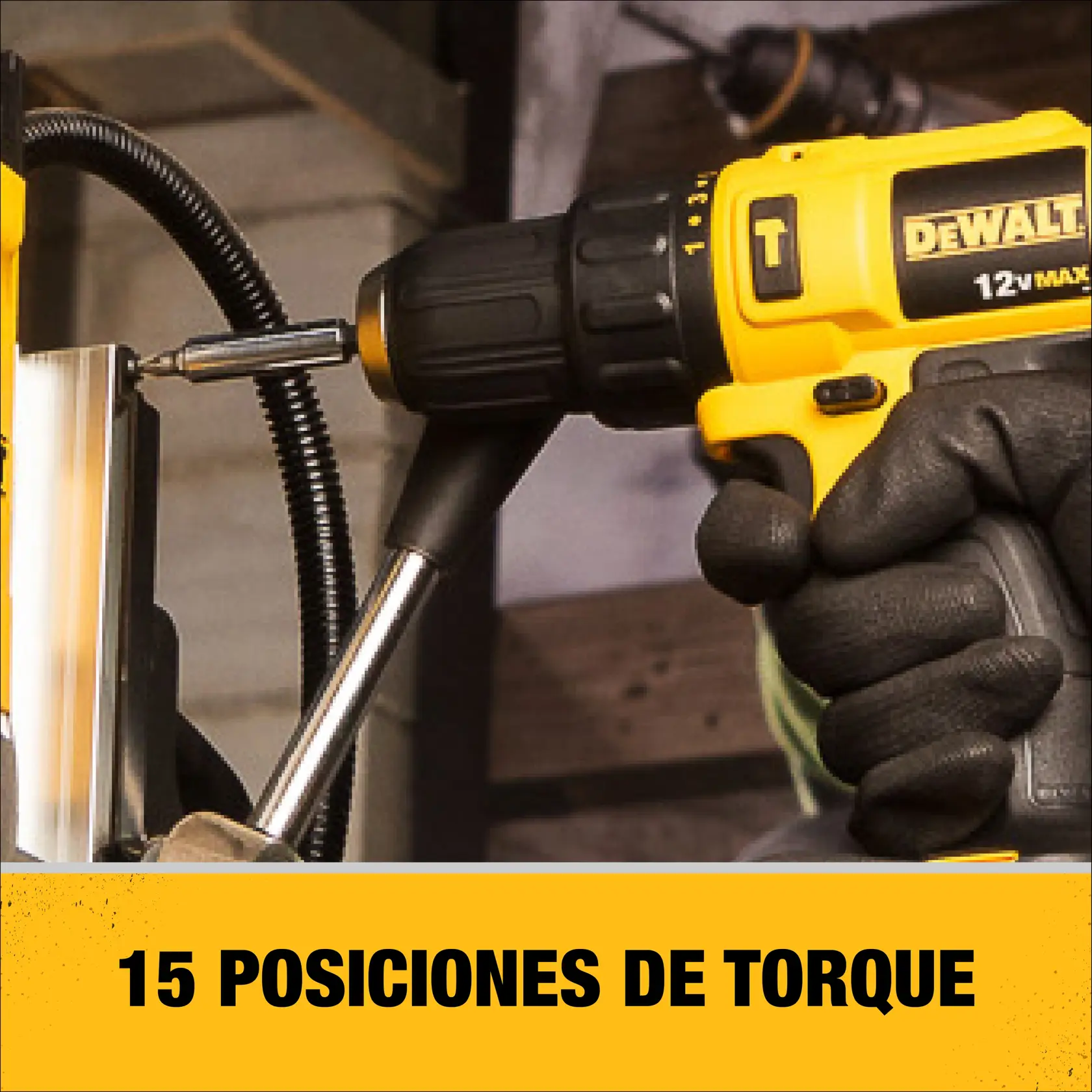 Un taladro DEWALT 12V Max está siendo utilizado por una persona con guantes. El taladro está colocado junto a una superficie metálica y hay una banda amarilla en la parte inferior con el texto '15 POSICIONES DE TORQUE'.