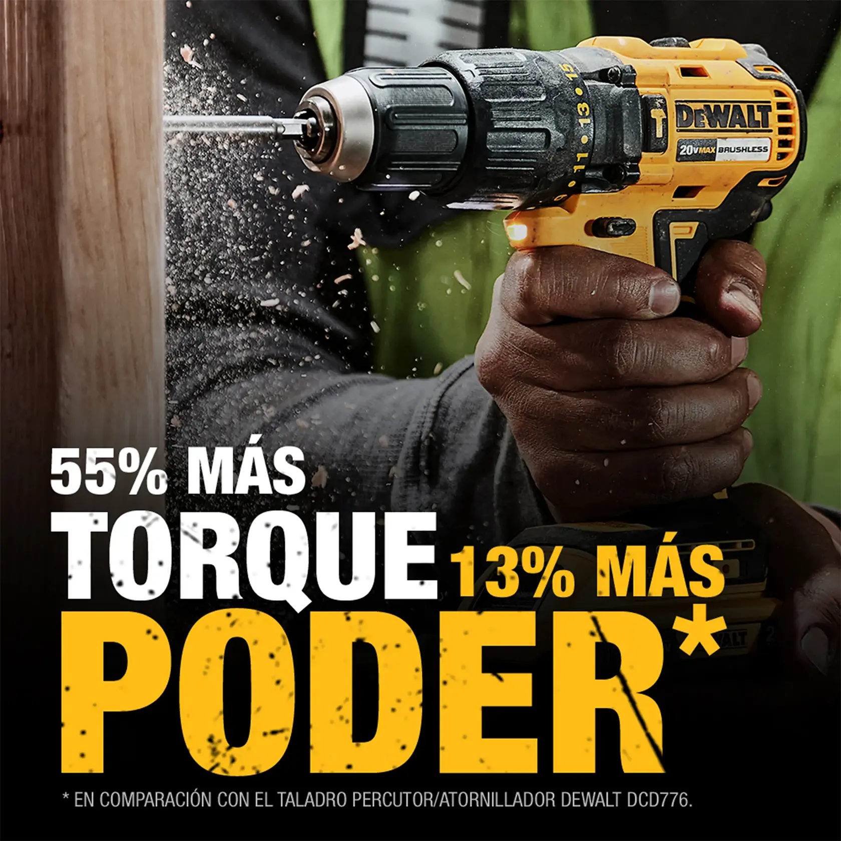 Una persona está usando un taladro inalámbrico amarillo y negro DEWALT para perforar un trozo de madera. El texto en la imagen destaca que la herramienta ofrece 55% más torque y 13% más poder comparado con el modelo DEWALT DCD776.