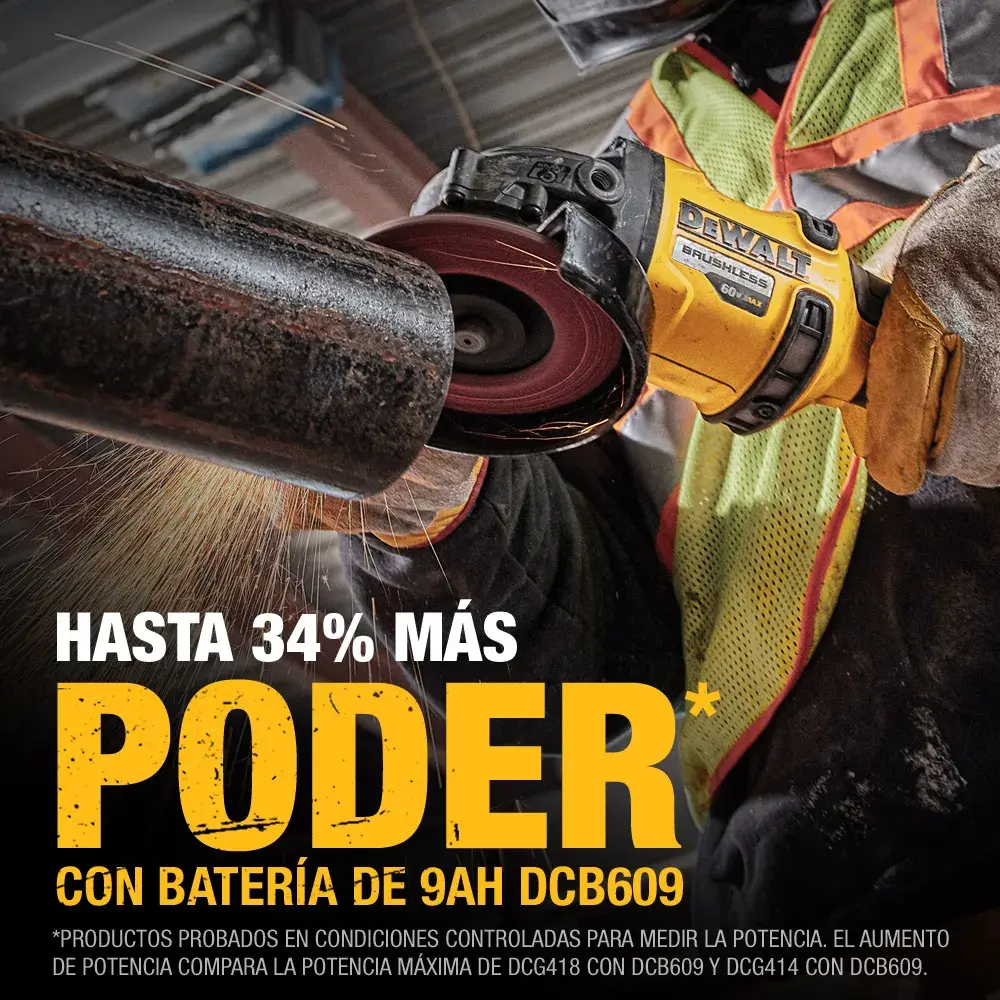 Una persona con equipo de seguridad utiliza una esmeriladora angular inalámbrica amarilla DEWALT para cortar un tubo de metal, con chispas volando. El texto en español promociona la potencia del producto, indicando 'Hasta 34% más poder con batería de 9Ah DCB609.' Notas detalladas sobre condiciones de prueba están incluidas abajo.