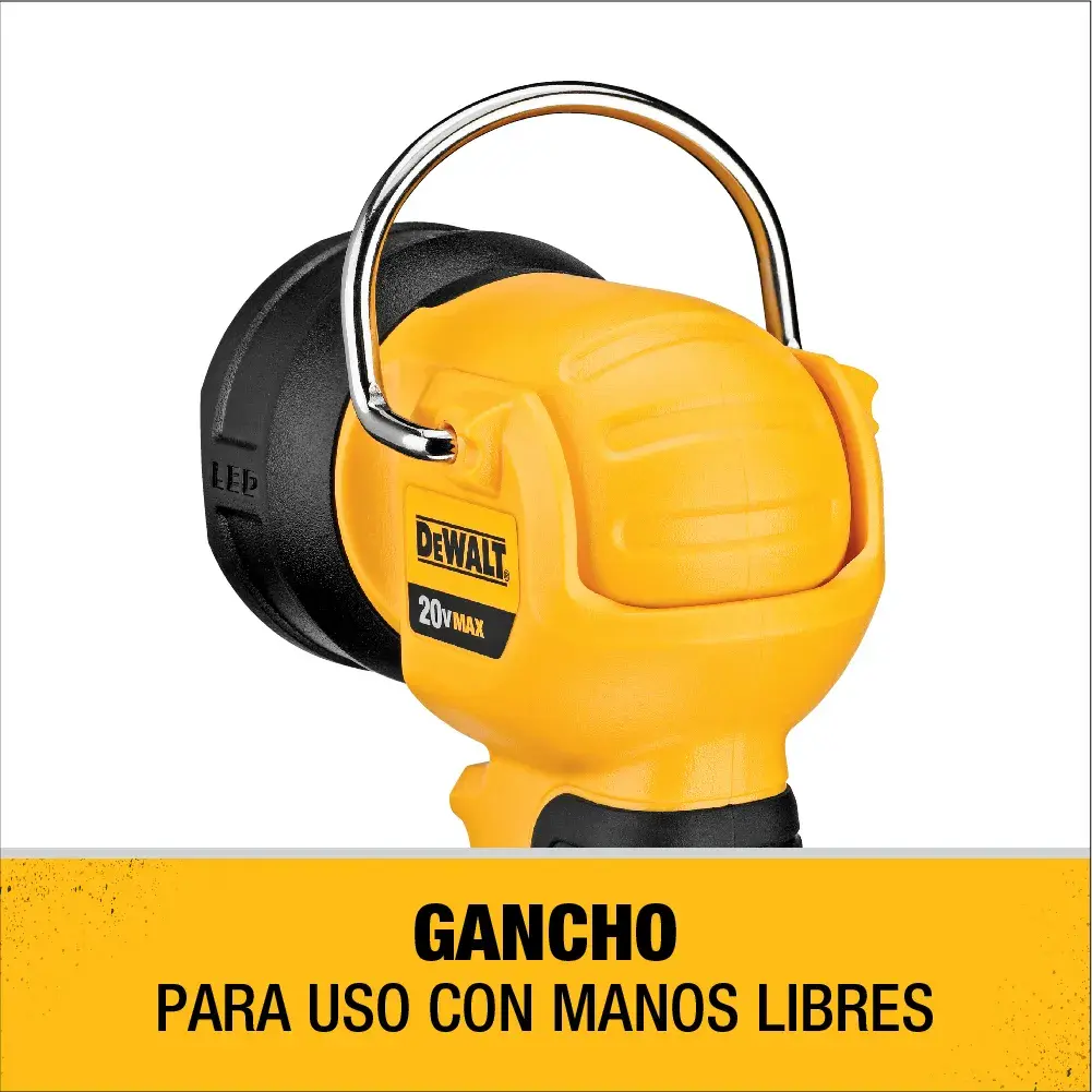 Primer plano de una luz de trabajo portátil DEWALT DCL040 con gancho metálico para uso con manos libres. El producto es amarillo y negro, y la imagen resalta la característica del gancho.
