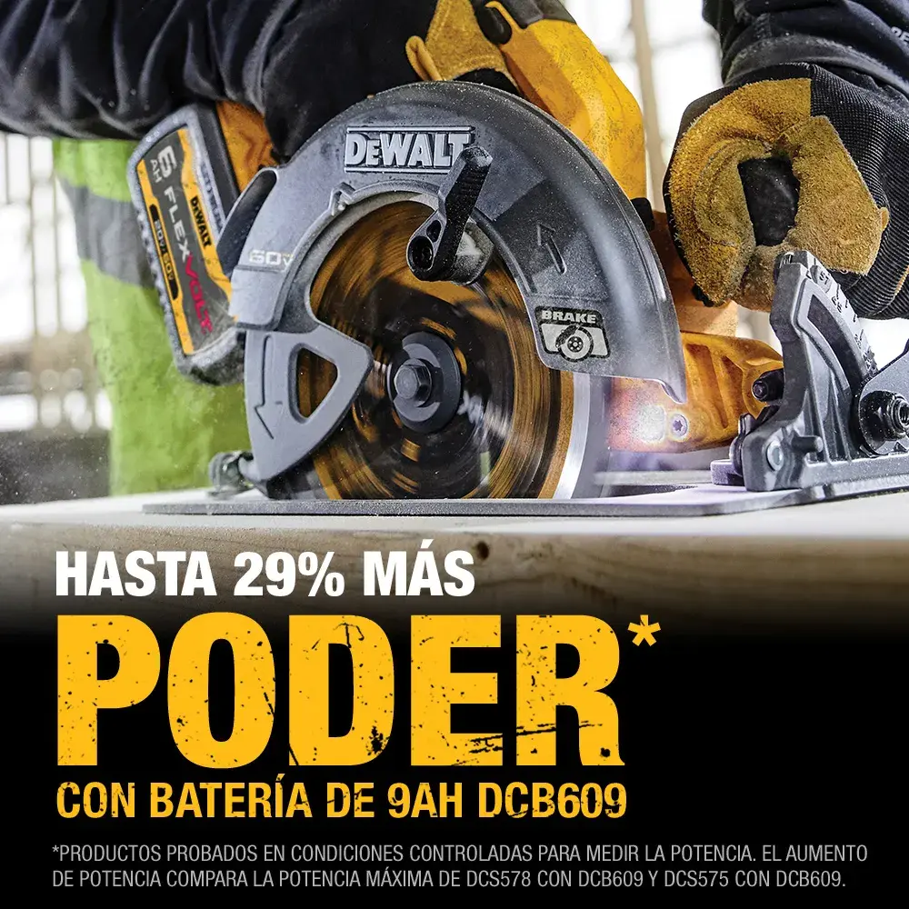 Una sierra circular DEWALT con batería DCB609 de 9Ah está siendo utilizada para cortar madera. La imagen resalta el mensaje: 'Hasta 29% más poder con batería de 9Ah DCB609.' Un trabajador con guantes opera la herramienta, enfatizando fuerza y rendimiento.