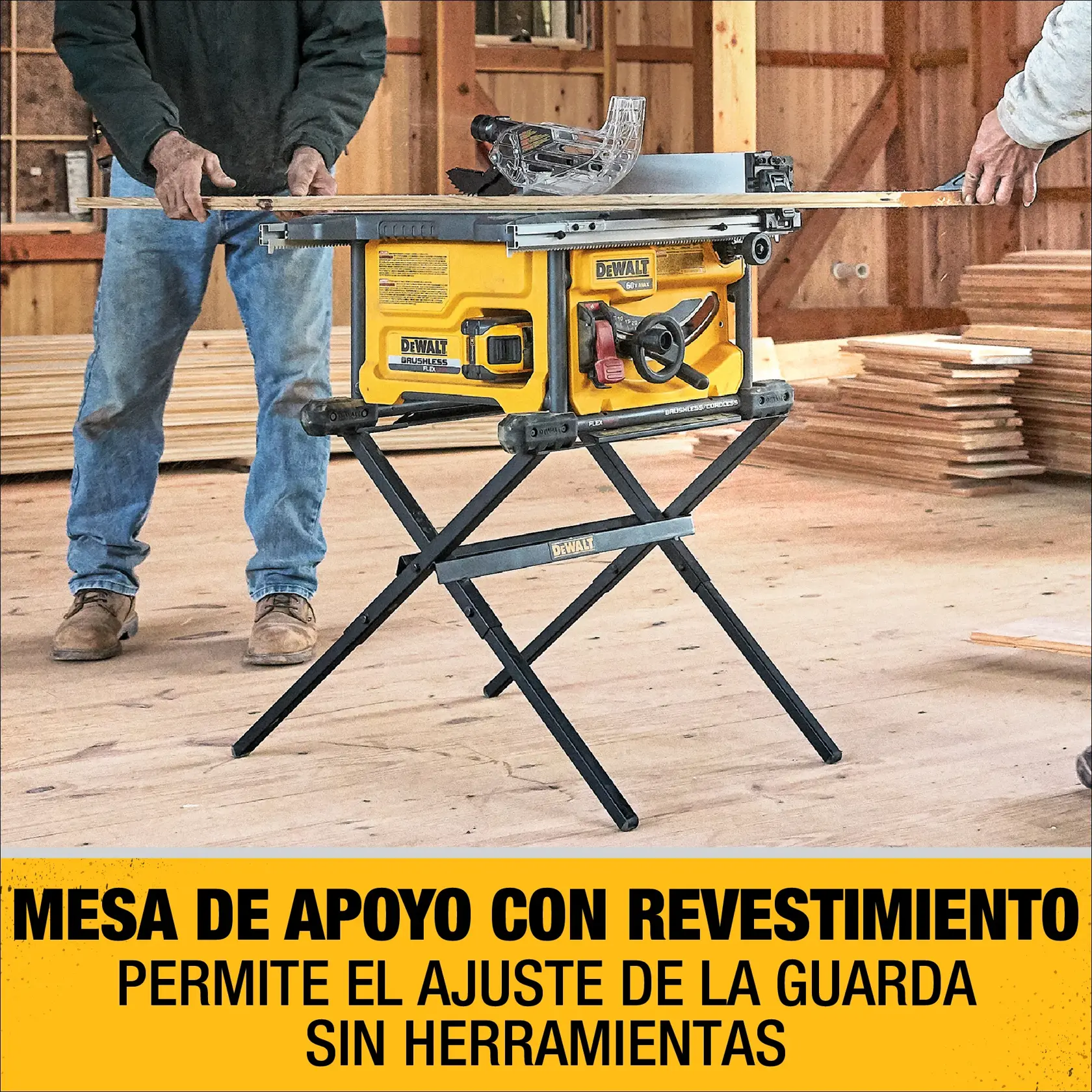 Una sierra de mesa DEWALT con mesa de apoyo con revestimiento se muestra en un taller de carpintería. Dos personas están cortando una tabla de madera y la sierra está colocada en un soporte. La imagen destaca el ajuste de la guarda sin herramientas.