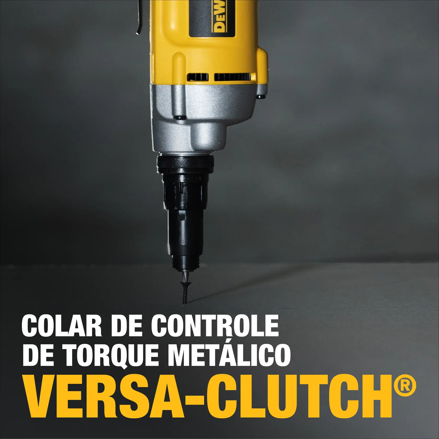 Primer plano de una herramienta eléctrica DEWALT con un collar de control de torque metálico, mostrando cómo atornilla un tornillo en una superficie. El texto en la imagen dice: 'COLLAR DE CONTROL DE TORQUE METÁLICO VERSA-CLUTCH'.