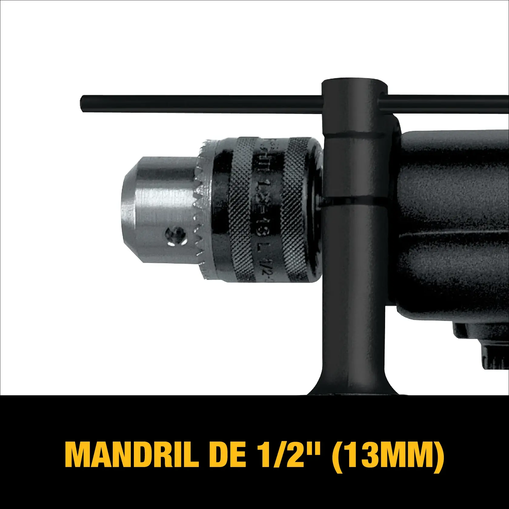 Imagen en primer plano de un mandril de taladro DEWALT con llave, con capacidad de 1/2 pulgada (13mm). El texto en amarillo debajo dice: 'MANDRIL DE 1/2'' (13MM)'.