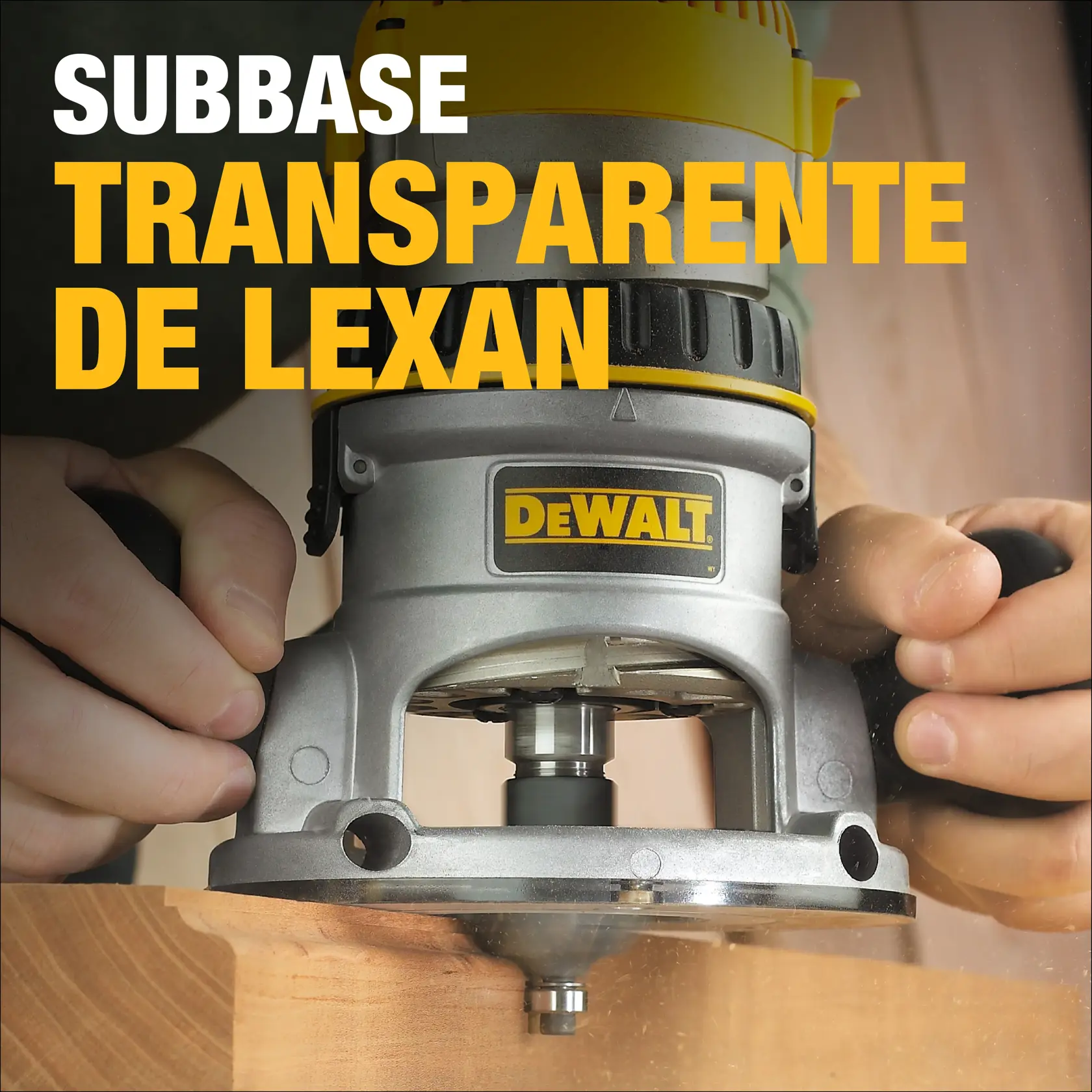 Primer plano de una persona utilizando una fresadora DEWALT DW616 sobre una pieza de madera, con el texto 'SUBBASE TRANSPARENTE DE LEXAN' indicando que la fresadora tiene una subbase transparente de Lexan.