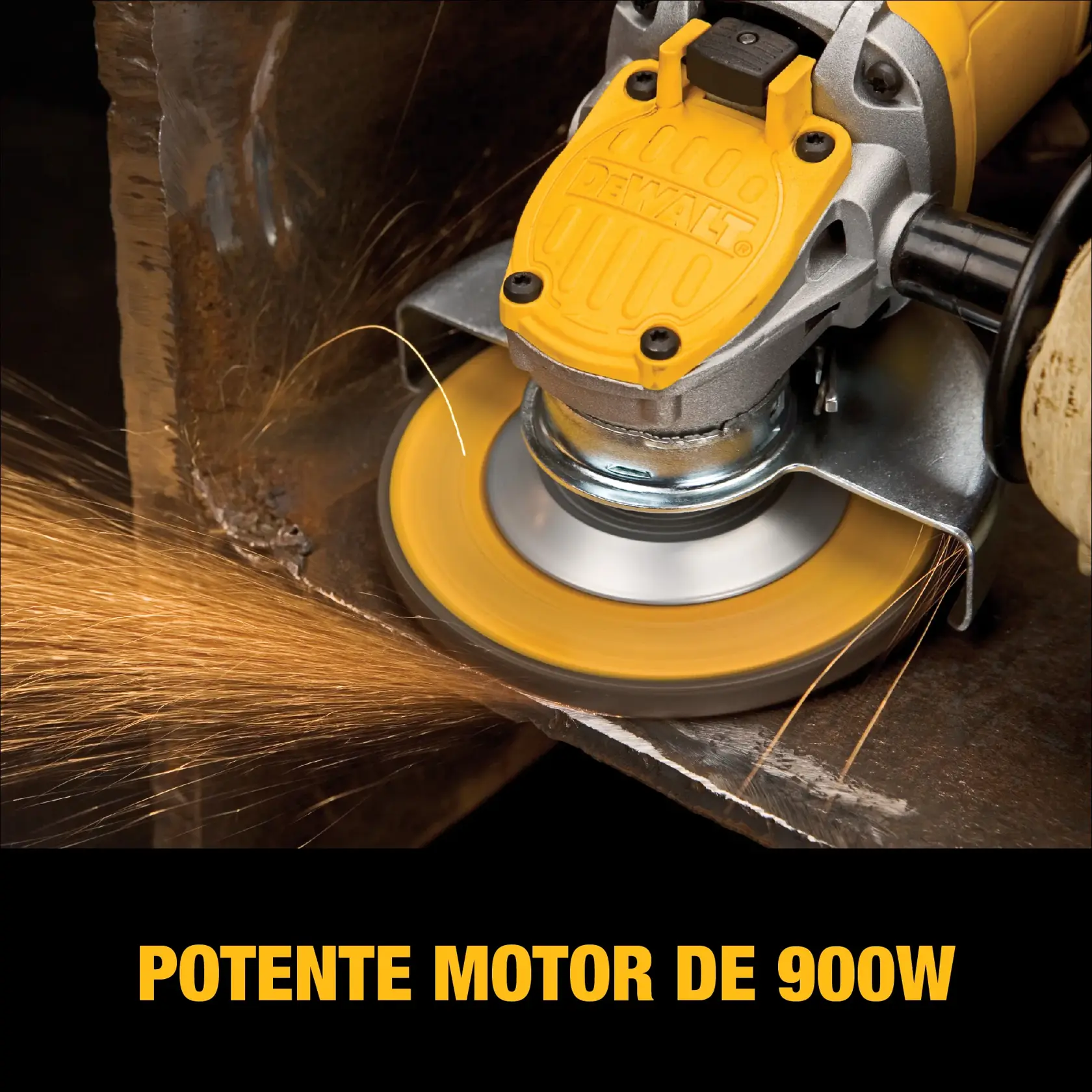 Una amoladora angular DEWALT con carcasa amarilla y plateada está desbastando metal, creando chispas, con el texto 'Potente motor de 900W' escrito debajo.