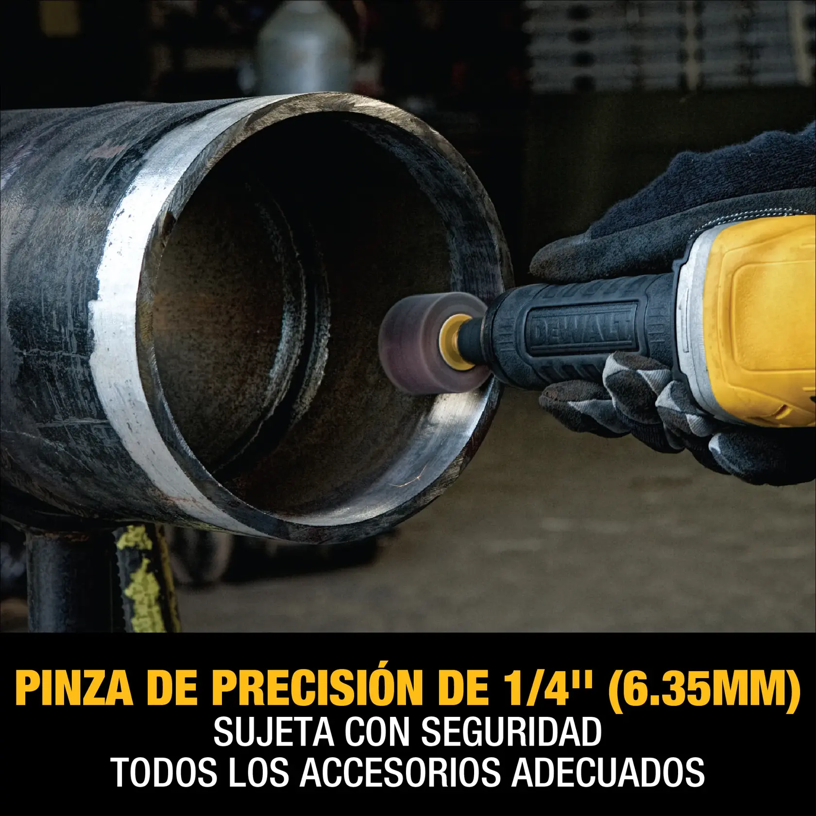 Una herramienta eléctrica DEWALT con una pinza de precisión de 1/4'' (6,35 mm) está siendo utilizada por una mano enguantada para lijar o pulir el borde interior de una tubería metálica. El texto resalta que sujeta con seguridad todos los accesorios adecuados.