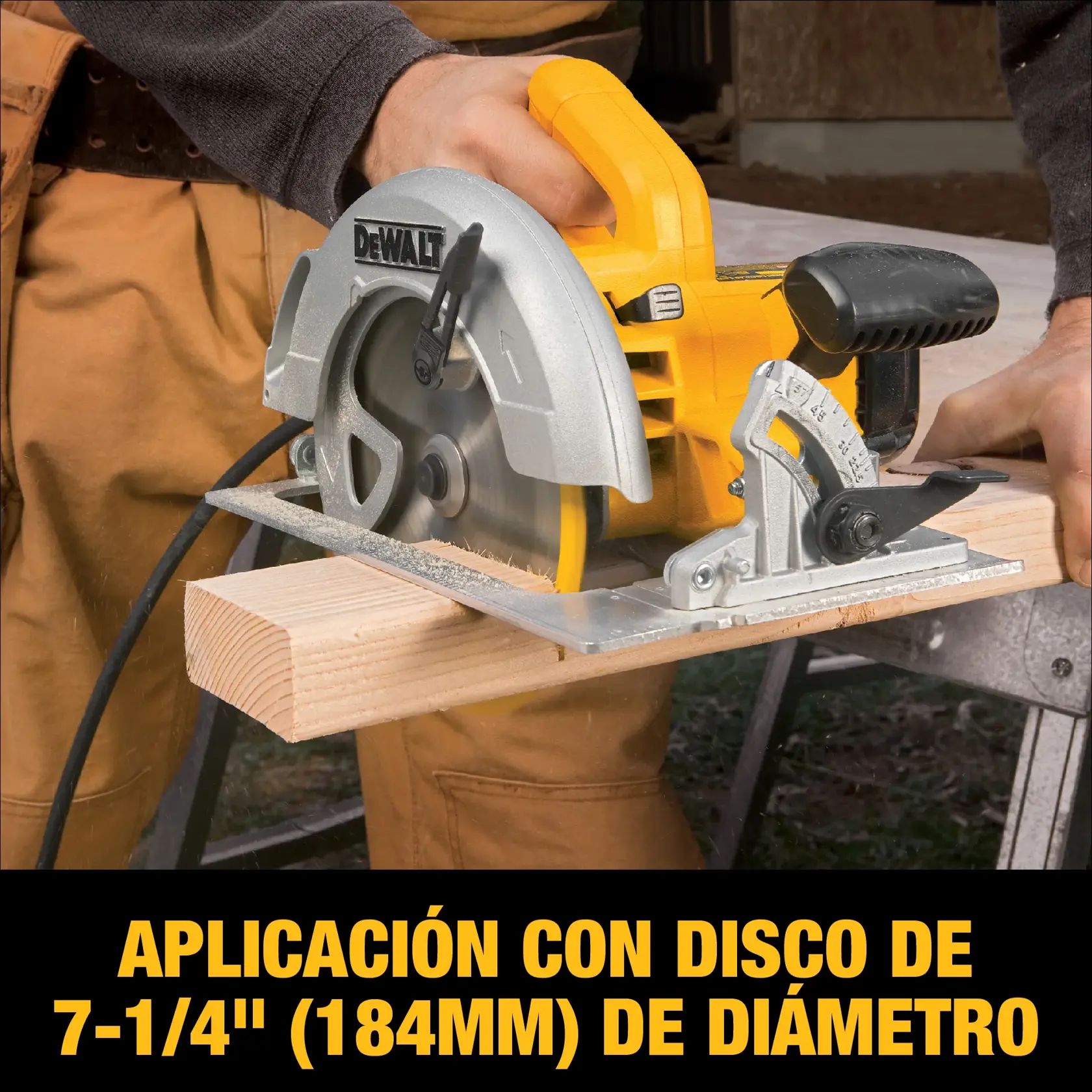 Persona usando una sierra circular DEWALT con un disco de 7-1/4 pulgadas (184mm) de diámetro para cortar una tabla de madera. La imagen resalta la aplicación de la sierra y el tamaño del disco.