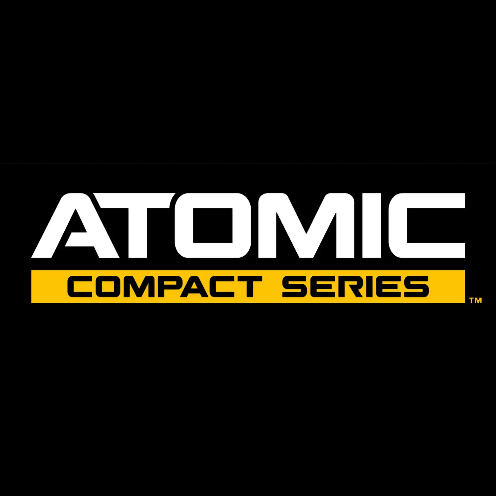 Logotipo con las palabras 'ATOMIC COMPACT SERIES' en letras blancas y amarillas sobre un fondo negro.