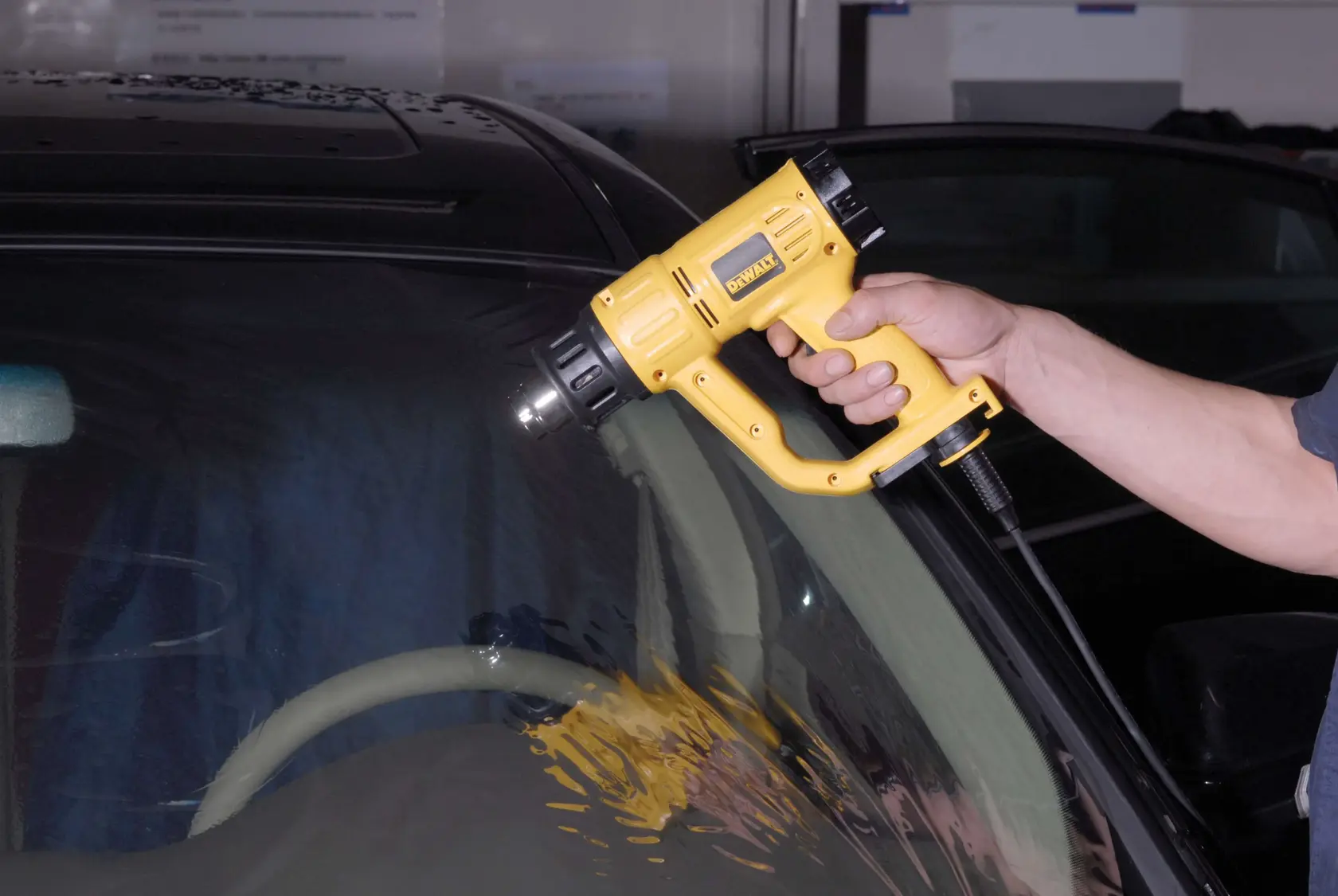 Foto pistola de calor DEWALT sobre vidrio de auto, D26411, D26411-B2, D26411-B3, D26411-QS, D26411-B2C, D26411-BR.