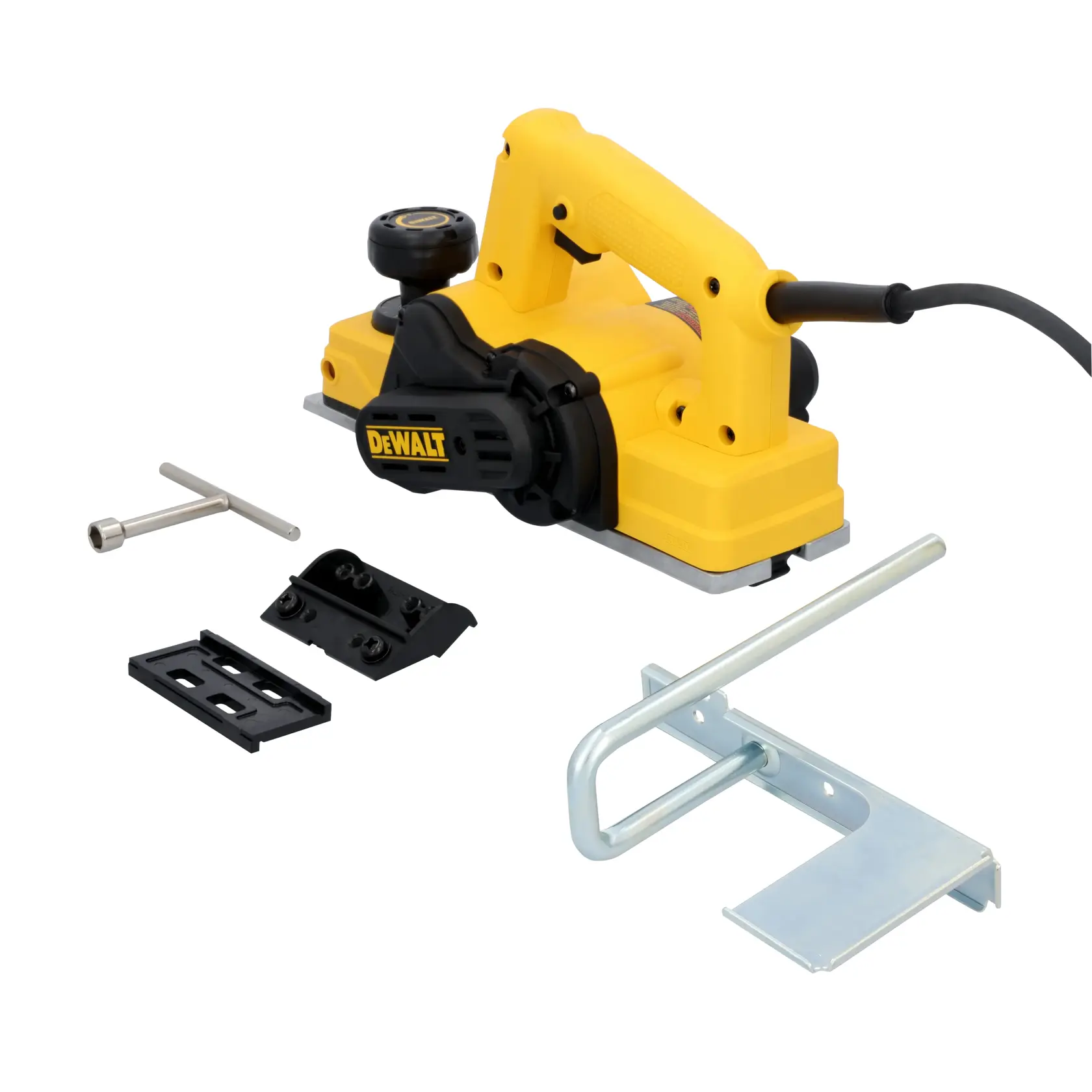 Un cepillo manual eléctrico amarillo DEWALT con múltiples accesorios adjuntos y separados, incluyendo una llave de metal, una placa base negra, una pieza de montaje negra y una guía de metal plateado, todos dispuestos sobre un fondo blanco.