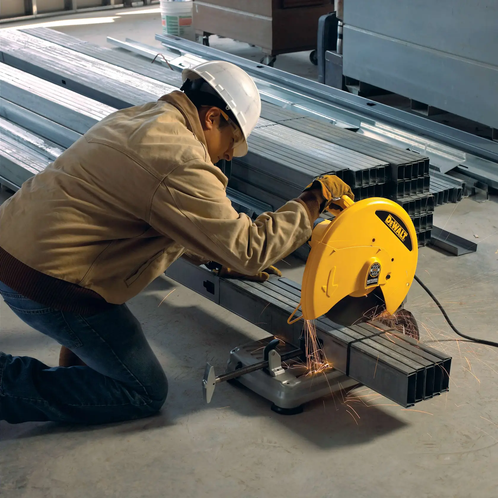 Vista lateral de una sierra de corte de metal DEWALT D28715, que muestra una carcasa de motor amarilla y negra y una base plateada con una plataforma de corte.