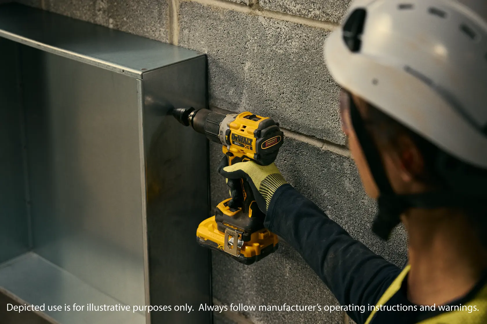 Una persona con equipo de protección, incluyendo casco y guantes, está usando un taladro inalámbrico amarillo DEWALT para perforar una superficie metálica montada contra una pared de concreto.