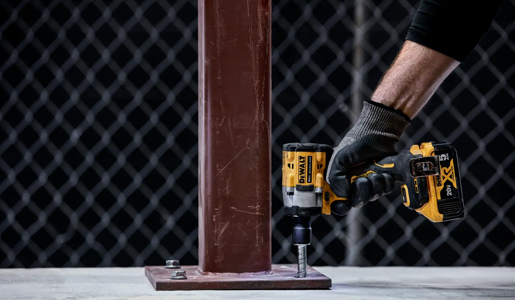 Una llave de impacto inalámbrica DEWALT, modelo DCF922B, con diseño negro y amarillo y tecnología sin escobillas, mostrada de lado sobre un fondo blanco.