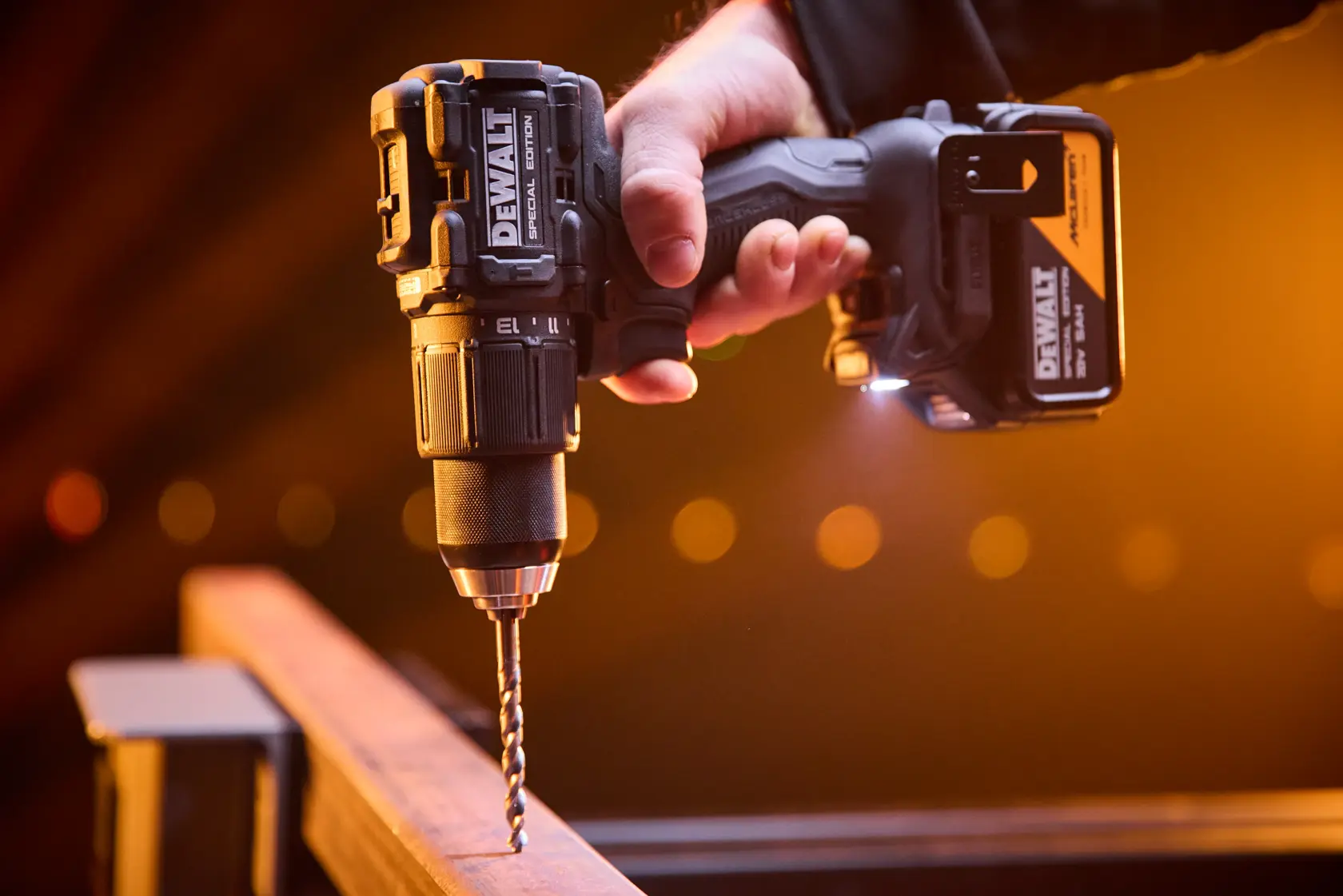 Taladro DEWALT en uso. SKUs: DCK2222MP2T-AR, DCK2222MP2T, DCK2222MP2T-BR, DCK2222MP2T-B2, DCK2222MP2T-B3.