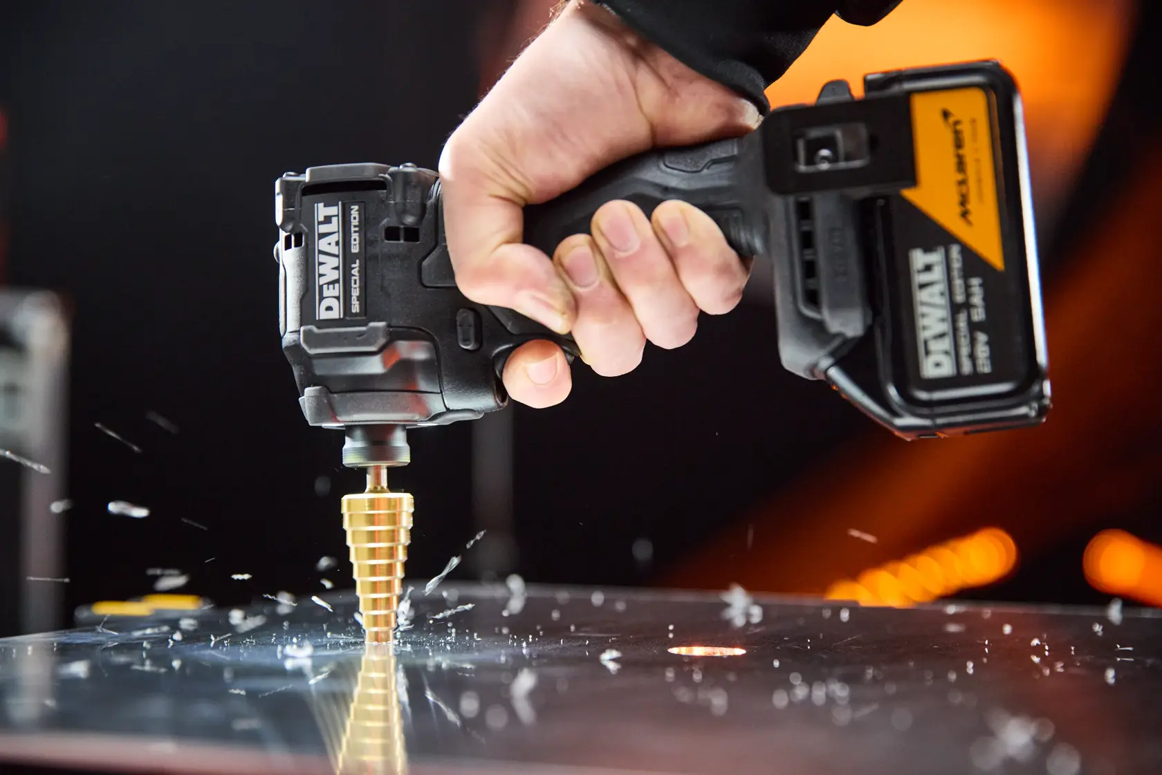 Taladro DEWALT en uso. Categoría fotografía. SKUs: DCK2222MP2T-AR, DCK2222MP2T, DCK2222MP2T-BR, DCK2222MP2T-B2