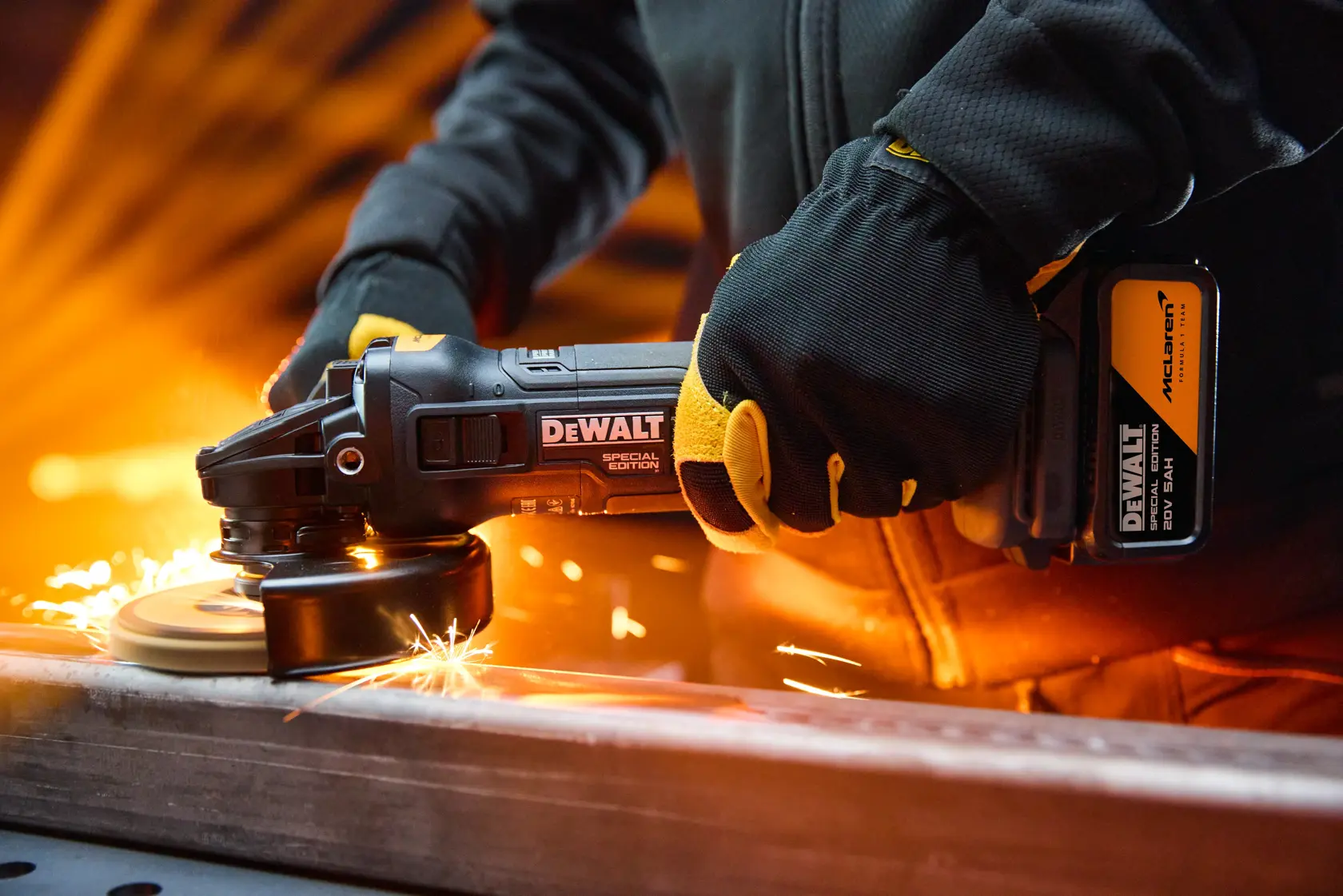 Herramienta DEWALT usada; SKUs DCK2223MP2T-BR, DCK2223MP2T-B2, DCK2223MP2T, DCK2223MP2T-B3, DCK2223MP2T-AR y chispas.