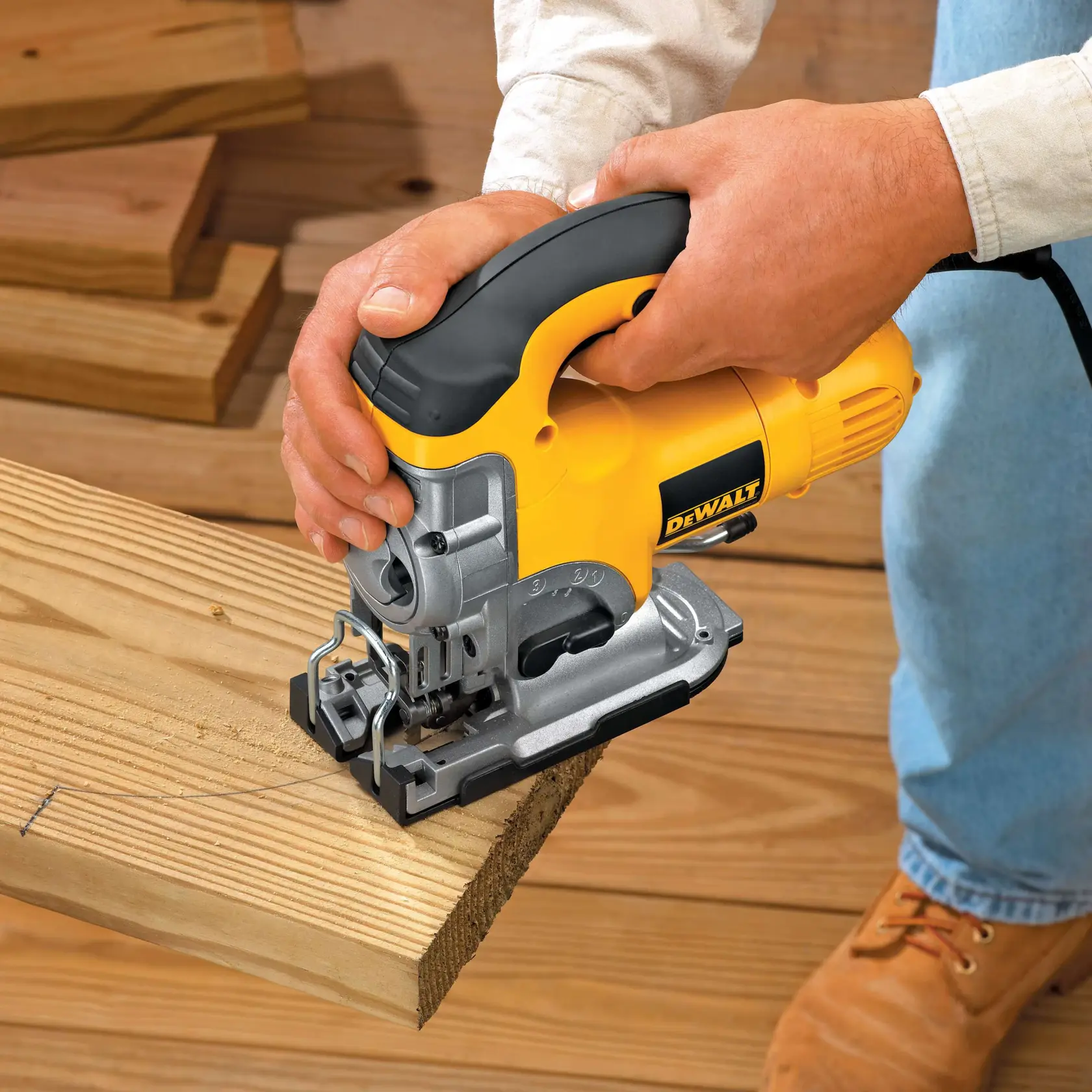 Persona corta madera con una caladora amarilla DEWALT.