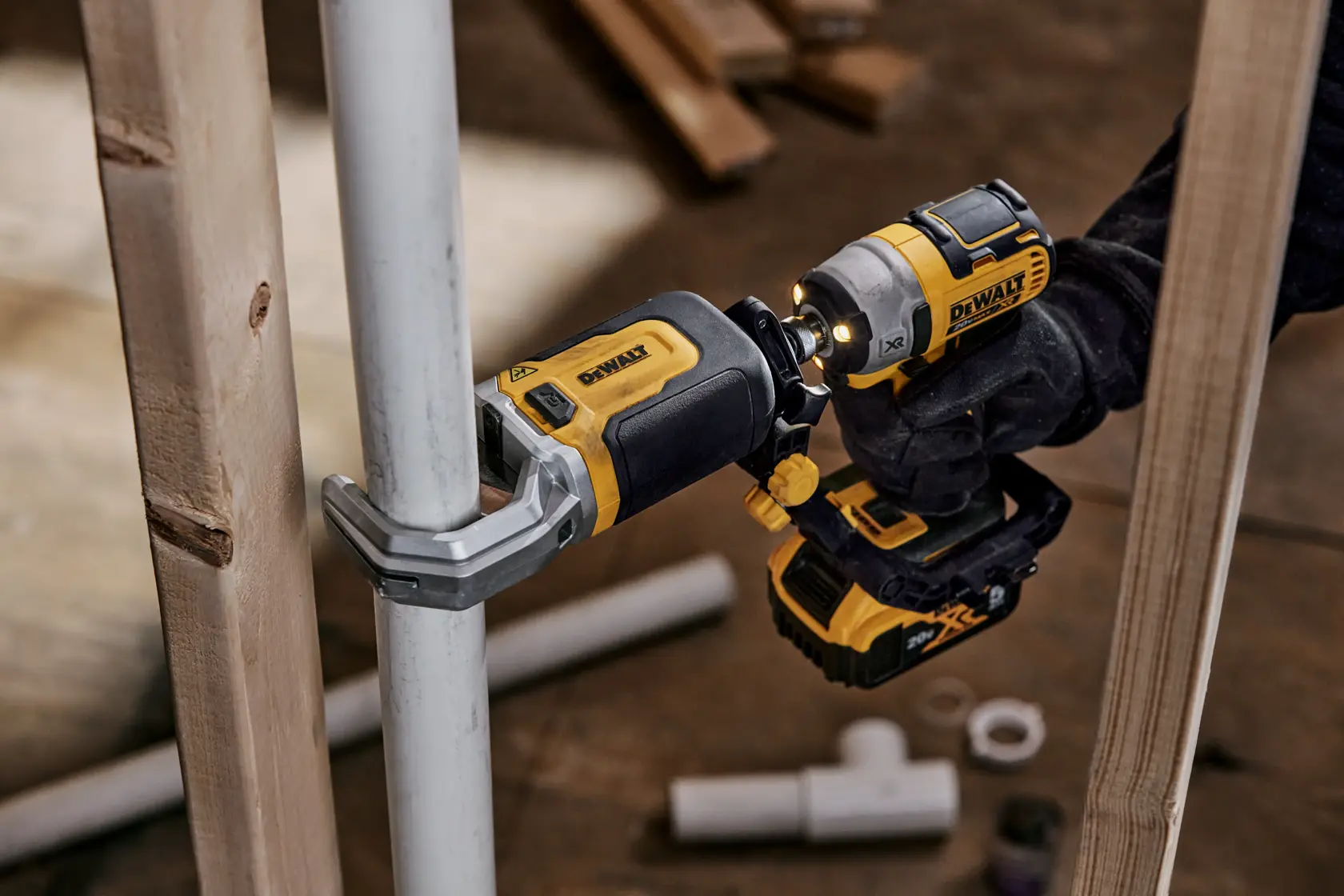 Cortador de tubos PVC DEWALT con mango ajustable negro y amarillo, vista lateral.