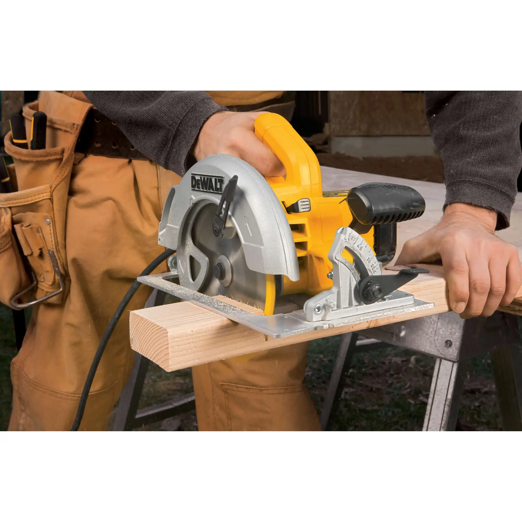 Una persona está usando una sierra circular DEWALT DWE575 para cortar un trozo de madera sobre un banco de trabajo. La sierra es amarilla y plateada y está conectada con un cable. La persona lleva ropa de trabajo.