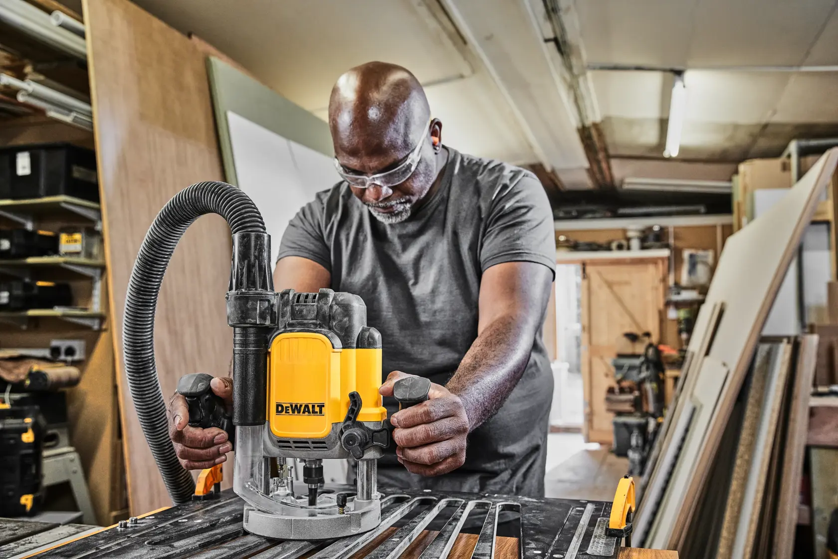 Persona usando router DEWALT DWE625-QS, DWE625 en taller. Categoría fotografía. Múltiples SKUs.